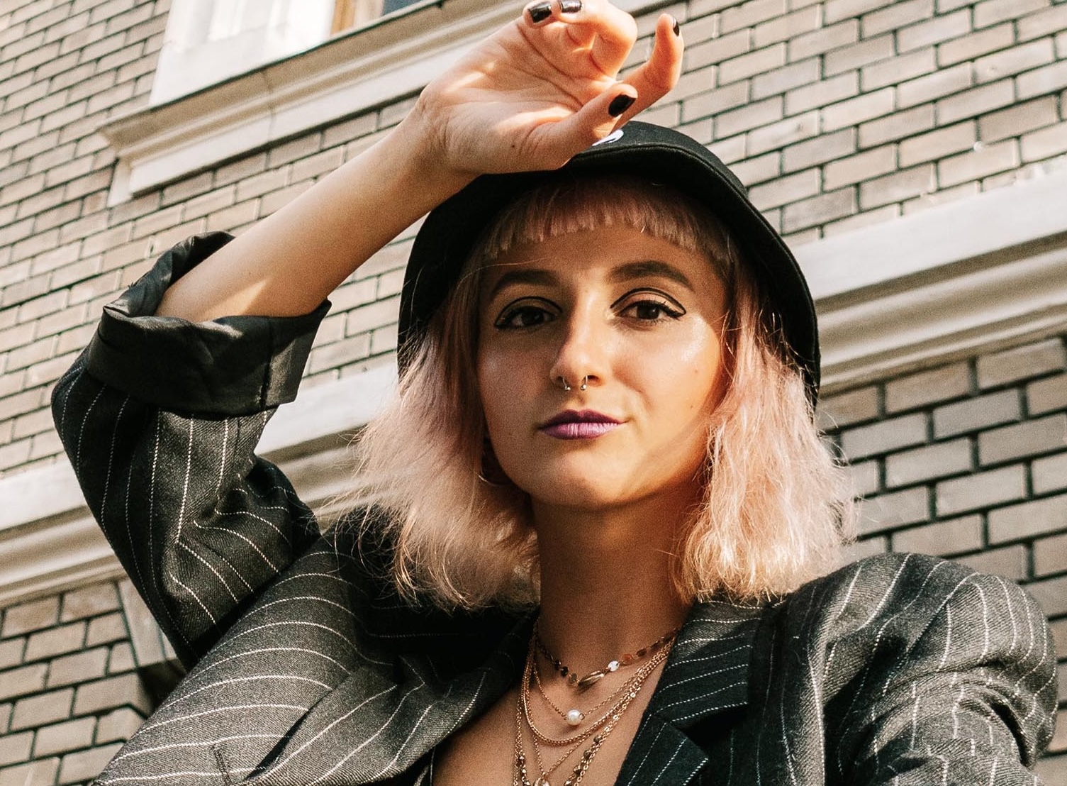 nainen vapaa aknesta