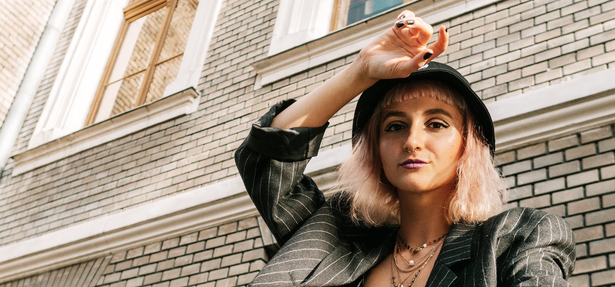 nainen vapaa aknesta