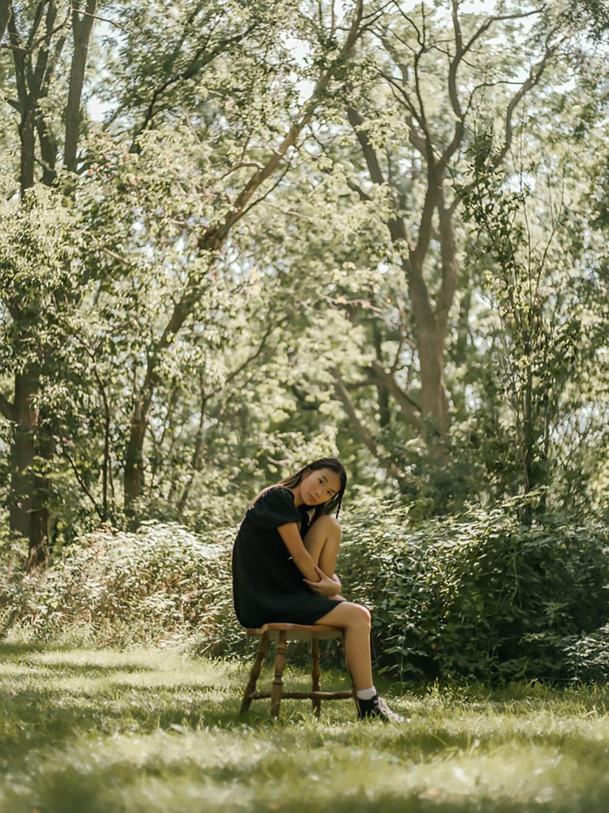 nainen istuu tuolilla